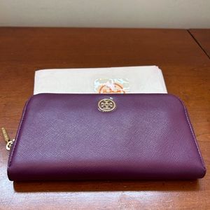 Tory Burch Robinson Zip Wallet - brand new